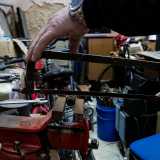 Sempre nella morsa viene invece incastrato un piccolo tubo che dimezza con l�uso del seghetto